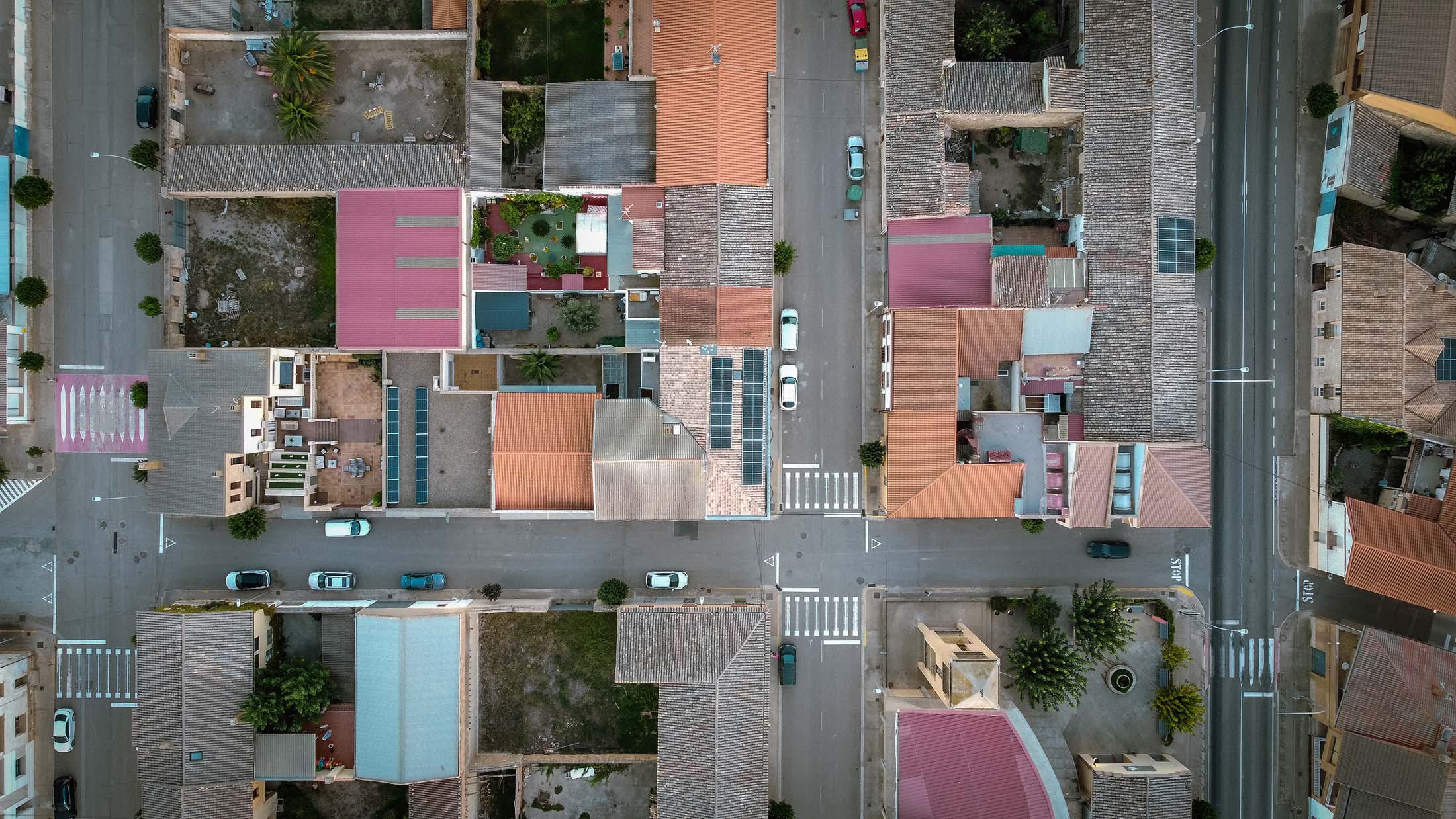 Vista aérea del entorno urbano mostrando la ubicación del edificio Mapfre entre tejados